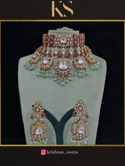 A beautiful combination of ruby red and mint green beads on our real-look inspired Kundan set.
