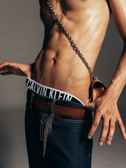 A detail-oriented shot focusing on accessories. The styling incorporates a cross-body bag and chain details on the jeans, showing how I build a complete look from head to toe.