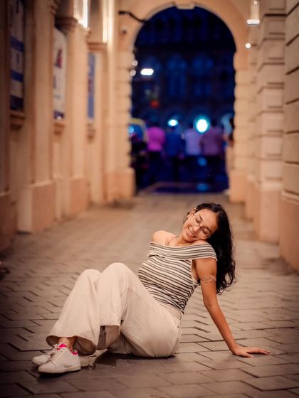A more playful, relaxed pose on the ground. This shows the variety of shots we can get in a single location.