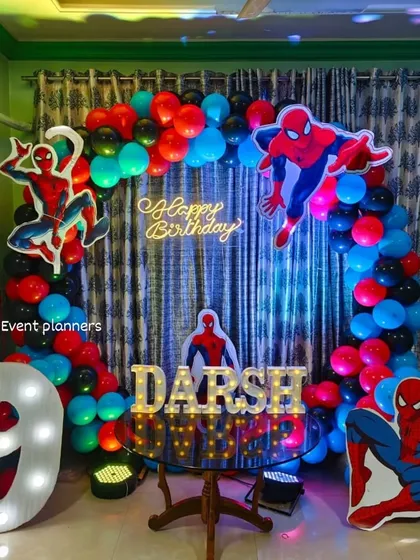 An action-packed Spiderman theme for a 9th birthday celebration. We use the classic red and blue colors for the balloon arch and place dynamic Spiderman cutouts to create an exciting party atmosphere at home.