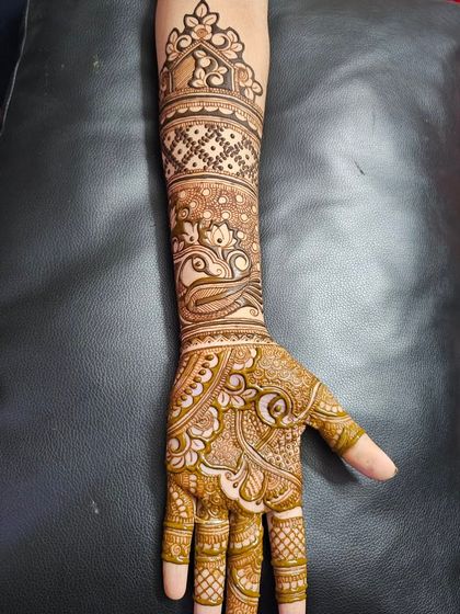 A single-arm design featuring a graceful peacock and traditional architectural elements, perfect for a festive look.