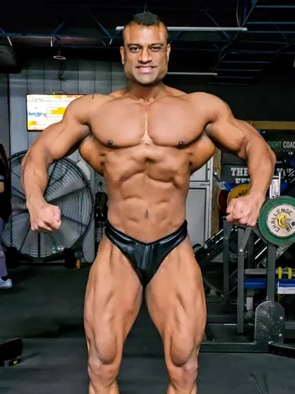 The relaxed mode. Even in a non-tensed pose, the muscle separation and conditioning should be visible. This is a sign of true, deep conditioning.