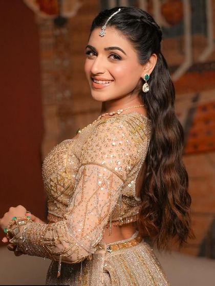 The bride's happy smile says it all. This half-up, half-down hairstyle is both comfortable and incredibly beautiful.