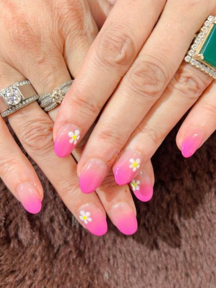 A bright and cheerful pink ombré set, finished with tiny, hand-painted daisies.