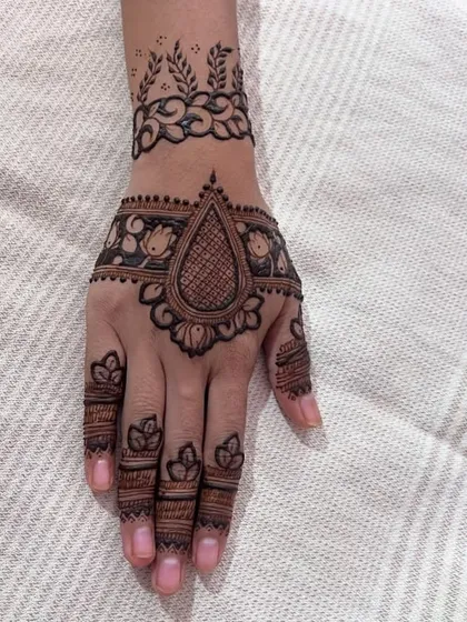 A simple mandala pattern, a great choice for someone who wants a touch of henna without full coverage.