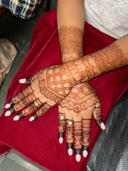 A beautiful dark stain on the back of the hands, showing a classic grid pattern. This is the result of good henna and good aftercare.