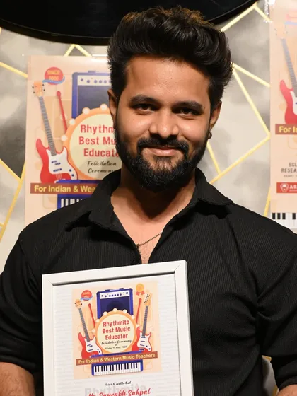 We believe in recognizing our educators. Here is Saurabh Sakpal receiving the "Rhythmite Best Music Educator" award for his excellence in teaching the guitar.