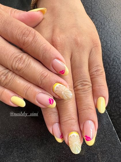 A fun and fruity summer set for my client who loves kiss prints. This design combines a yellow French tip, lemon slice art, and her signature pink kiss print accent.