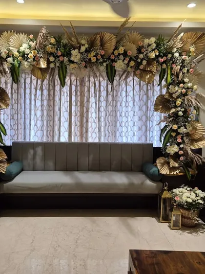 This is how we bring luxury home. For an intimate Roka ceremony, we created this stunning floral arch with golden palms and soft roses, turning the living room into a sophisticated and warm space for a beautiful new beginning.