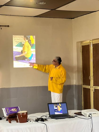 Using visual aids during a theory class. Here, I am explaining the finer points of seated postures by projecting an image for detailed analysis.