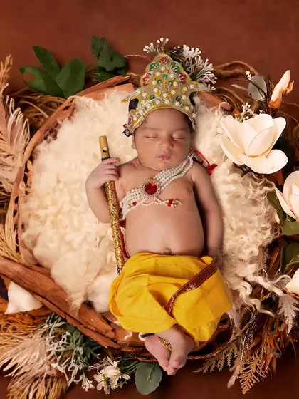 For newborns, I focus on safe, peaceful, and beautiful poses. This 'Little Krishna' theme is a popular request, and I provide all the costumes and props to create this timeless memory.