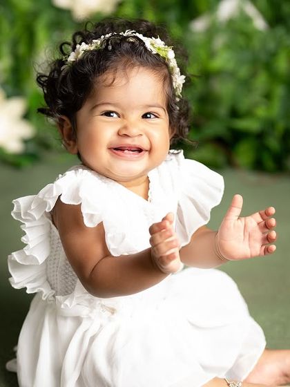 A round of applause for this happy baby! Her clapping hands and joyful smile make this sitter session photo incredibly lively and fun.