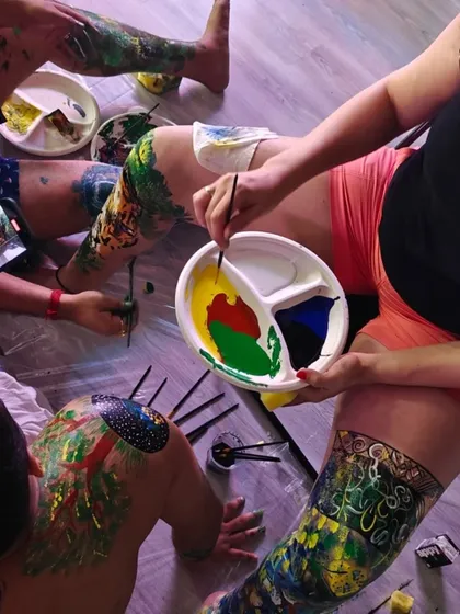 A glimpse into the beautiful chaos of a body painting workshop. Here, art becomes a sensory experience of connection and self-expression. I guide participants to use the human body as a canvas, creating a safe and playful space to explore intimacy and creativity through color and touch.