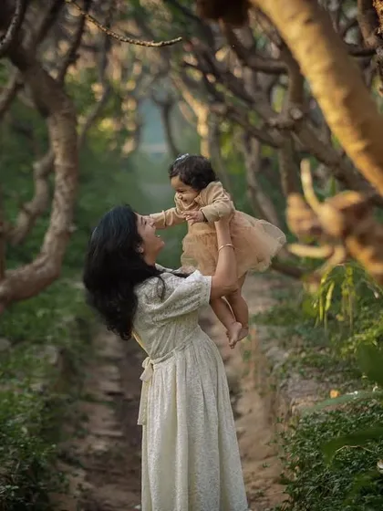Sometimes, a walk in one of Mumbai's beautiful gardens is all we need. The natural light and lush greenery create a perfect, dreamy backdrop for capturing the pure joy between a mother and her child.