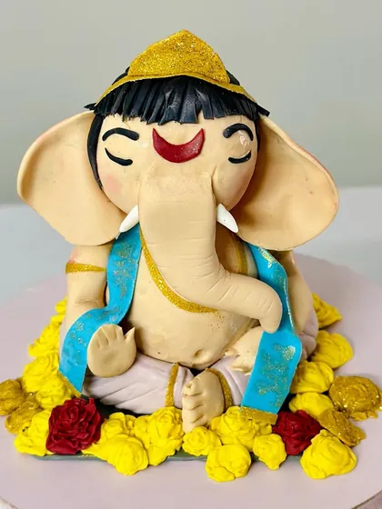 Ganpati Bappa Moriya! I made this cute fondant Ganesha topper to celebrate Ganesh Chaturthi. It brings back so many happy memories of pandal hopping and festivities.