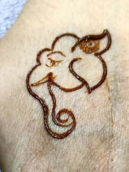 A simple yet elegant Ganesha motif, a foundational figure that is perfect for beginners to practice.