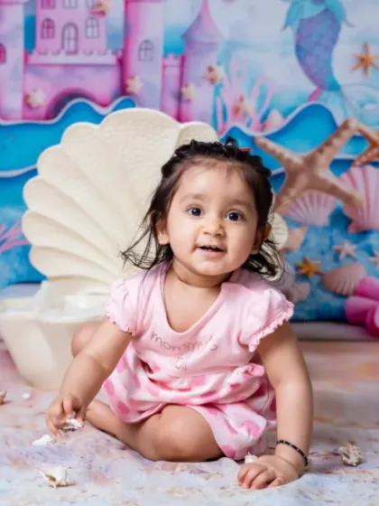 From sea shells to sweet giggles, this little one is making waves in her mermaid-themed shoot.