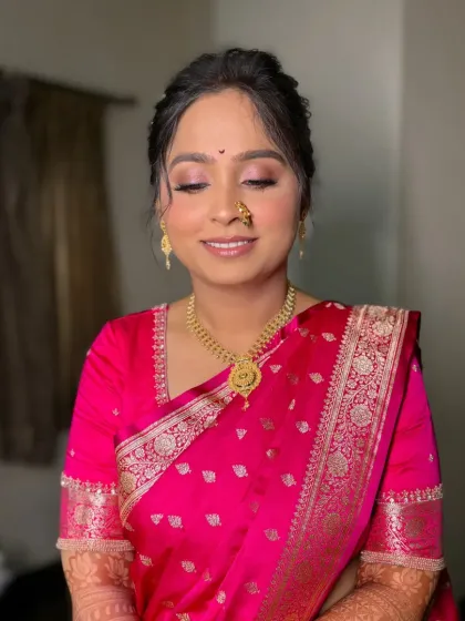 Soft pink eyeshadow and a gentle smile on this bride. This look is perfect for a daytime Maharashtrian wedding, keeping it fresh, elegant, and photogenic.