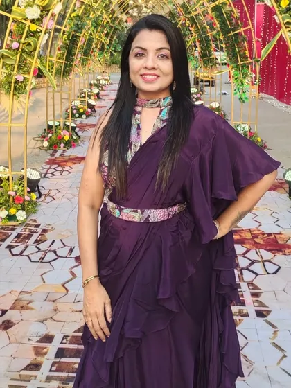 Posing at the entrance of a pre-wedding carnival where I conducted red carpet interviews. This format creates a lasting and very special video memory for the bride and groom.