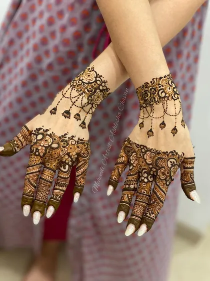 Another view of the minimal Indo-Arabic engagement design. The chandelier-style pattern on the back of the hand is particularly beautiful.