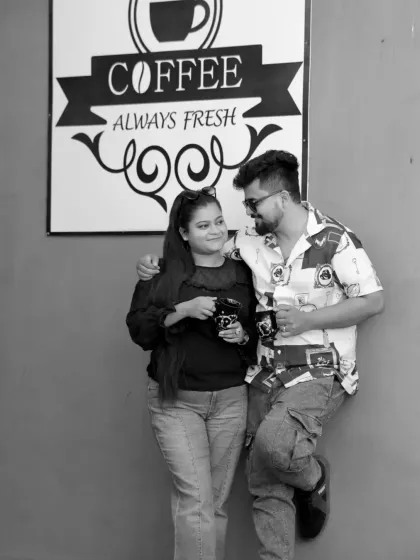 The same coffee-themed pre-wedding shot, presented in classic black and white. This version gives the moment a timeless, nostalgic feel, showing the versatility of a single setup.