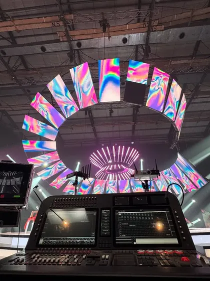 A look at the complex lighting and LED rig we designed for a Sunsilk commercial. This setup features a custom circular LED wall and a chandelier of Astera Tubes, all controlled from our central console to create dynamic, futuristic visuals.