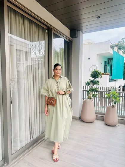 A full-length view of the outfit, where the wooden clutch serves as a unique focal point, showcasing a modern and sophisticated way to wear handcrafted accessories.