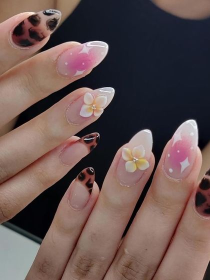 A trendy and eclectic set combining tortoise shell print, 3D flowers, and a pink jelly nail with sparkles.