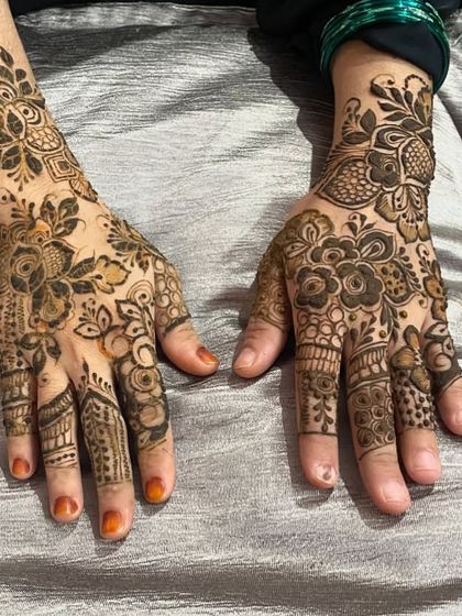 A beautiful khafif floral design, perfect for a guest who wants something elegant.