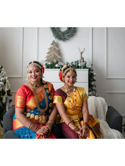 It was so special to have this mother and daughter, both classical dancers, come for a Christmas session in their traditional attire. It shows how you can bring your own unique culture and personality to a festive shoot.