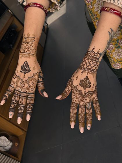 A gorgeous design centered around the lotus motif. The bold lotus on the back of the hand is balanced with intricate patterns on the fingers and wrist.