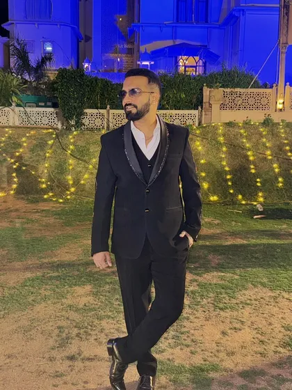 Black, bold, and unstoppable. A classic all-black suit for a sophisticated evening event.