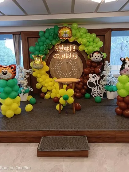 A final look at the complete jungle theme stage decor.
