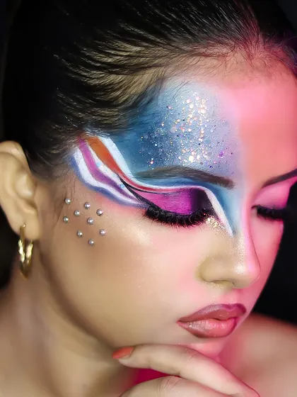 A modern, graphic liner look with a blend of blue and pink, showcasing advanced creative techniques.