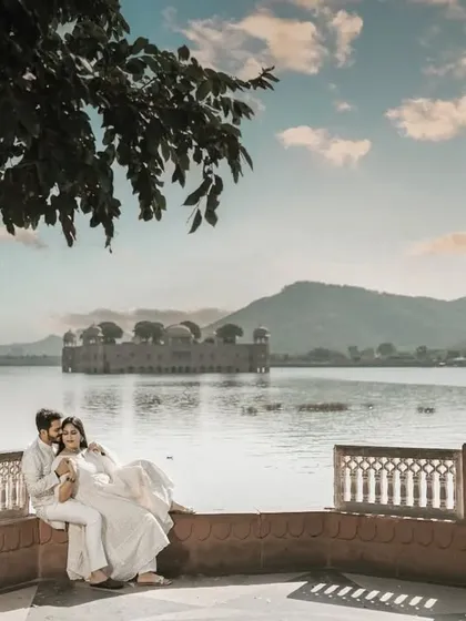 A serene moment by the lake with Jal Mahal in the distance. The soft light and calm water create a peaceful and romantic atmosphere for this destination pre-wedding shoot.