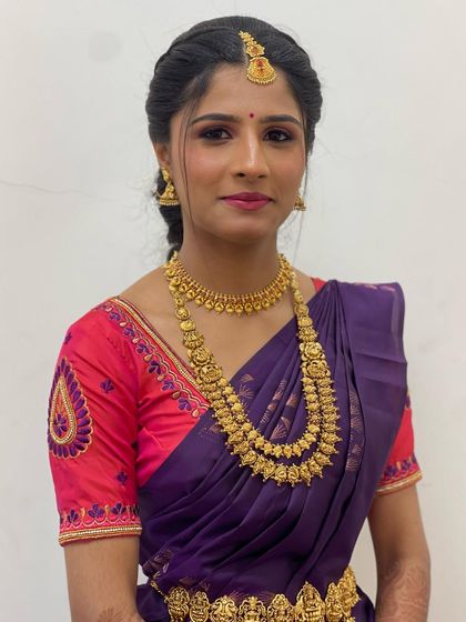 A classic portrait of the bride, highlighting her entire look, from the traditional jewellery to the perfectly styled hair.