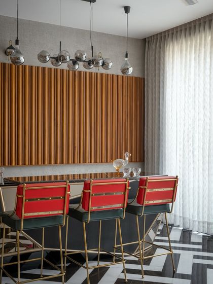 This bespoke bar area is designed to serve drama. Wrapped in high-gloss black with chevron inlays and brass accents, the space is framed by materials that catch the light, making every gathering feel special.