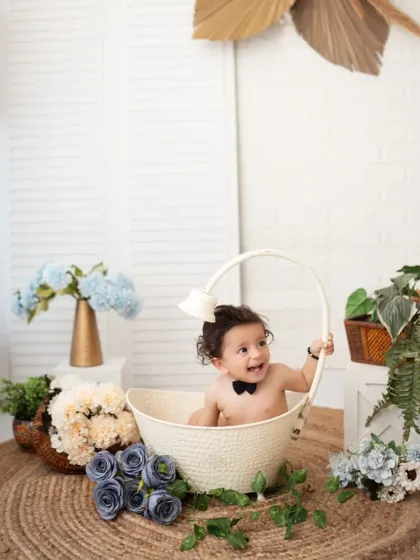 A big, happy smile from a toddler in our studio. Our goal is to make photoshoots a fun experience for children, resulting in natural expressions.