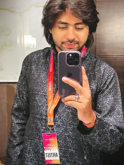 A pre-gig mirror selfie before a show in Dehradun.