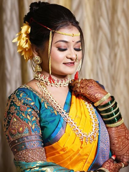 The 'mundavalya' is a key element of the Maharashtrian bride's attire. Here, it is perfectly placed, drawing attention to the bride's radiant face and flawless makeup.