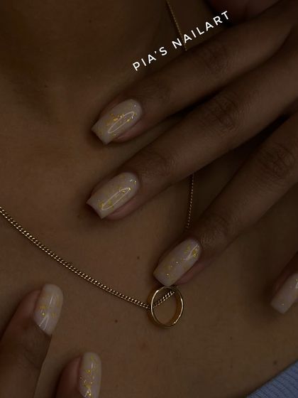 Another look at the rubber base gel with gold flakes, a perfect option for a sophisticated and low-maintenance style.