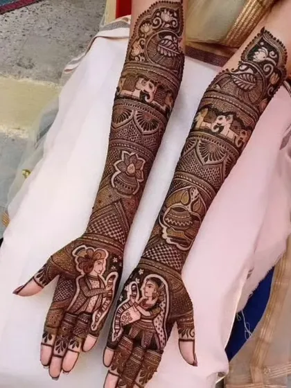 A classic Radha-Krishna design, perfect for brides who want to celebrate divine love. The artwork is filled with traditional motifs.