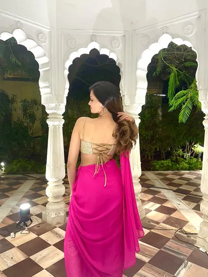 "Jahan hai, wahi ka maza lete hai." Enjoying the moment during a trip, which is my core philosophy for both life and dance.
