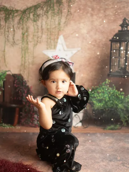 A curious glance from the birthday girl. I love capturing these quiet, expressive moments during a busy first birthday shoot.