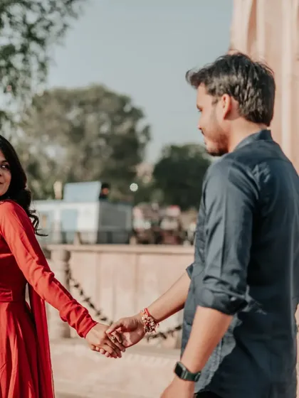 A gentle, hand-in-hand walk. This photo captures the easy, comfortable love between the couple, set against a classic Jaipur backdrop.