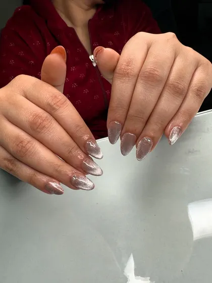 Another angle of these elegant almond-shaped cat-eye nails, showing how the light catches the magnetic shimmer.