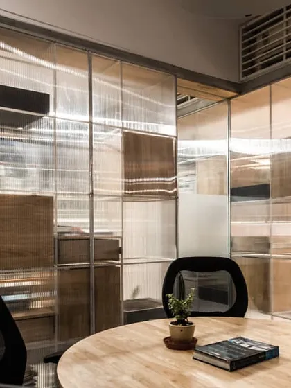 To achieve a feeling of openness in this office, we designed walls and storage units that dematerialize. Using translucent panels and a minimal frame, these partitions allow natural light to penetrate deep into the space, eliminating opaque barriers and creating a bright, collaborative environment.