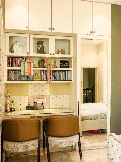 The study nook in the kids' room from image 56, with polka-dot details and ample storage.