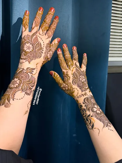 A beautiful Arabic-style floral design that trails from the wrist to the index finger. It's an elegant and popular choice for parties and festivals.