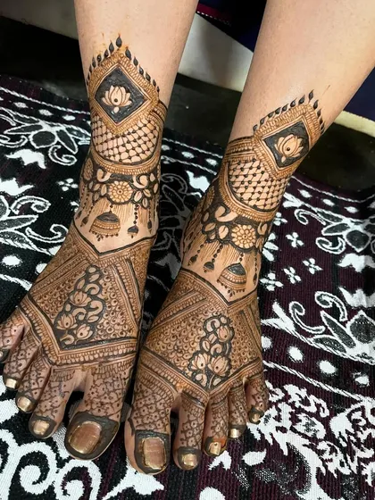 A still shot of the lotus and jhumka leg design. The details are crisp and the symmetry is perfect.